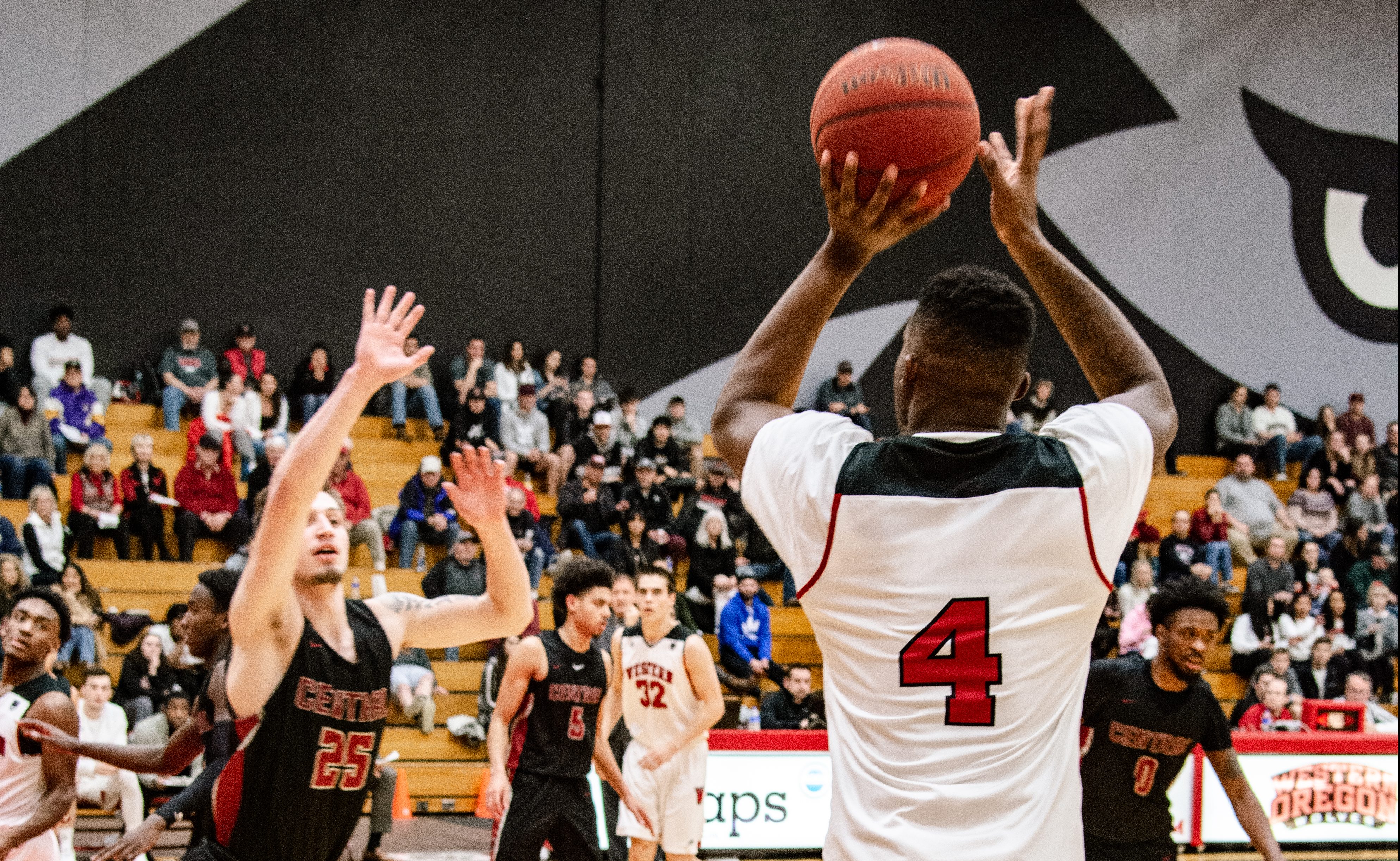 Men’s Basketball smothers the Wildcats